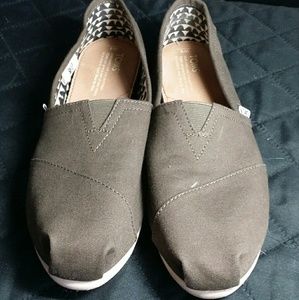 Toms women's size 9.